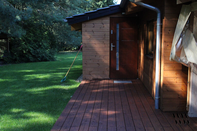 Taras 125 m² daglezja – wejście do domku
