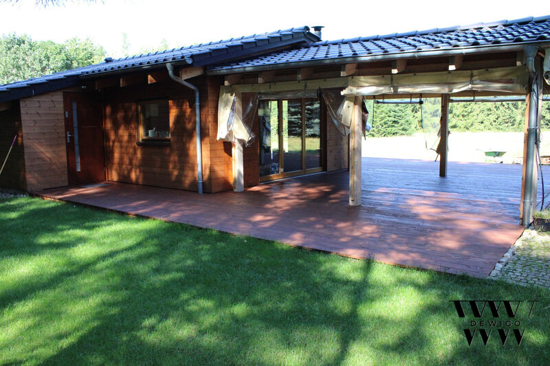 Taras 125 m² daglezja – widok od drzwi